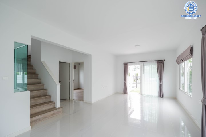 บ้านเดี่ยวมือสอง นนทบุรี ม.พฤกษ์ลดา ราชพฤกษ์-345 เนื้อที่กว้างขวางมากถึง 53.40 ตร.ว. ฟังก์ชัน 3 ห้องนอน 3 ห้องน้ำ ที่จอดรถ 2 คัน บ้านสภาพใหม่เอี่ยม พร้อมเข้าอยู่ ตั้งบนทำเลเดินทางสะดวก ใกล้รถไฟฟ้าสายสีม่วง "สถานีคลองบางไผ่" และจุดขึ้นทางด่วน "ศรีรัช(แจ้งวัฒนะ)"